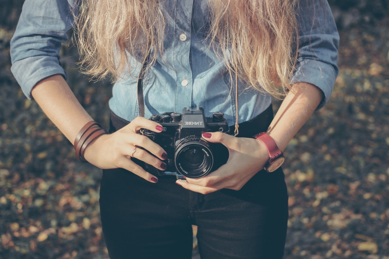 photographe-ISOLA-min_hand-person-girl-woman-camera-photography-614-pxhere.com